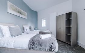 3 Bed House Close To Etihad Stadium - Free Parking